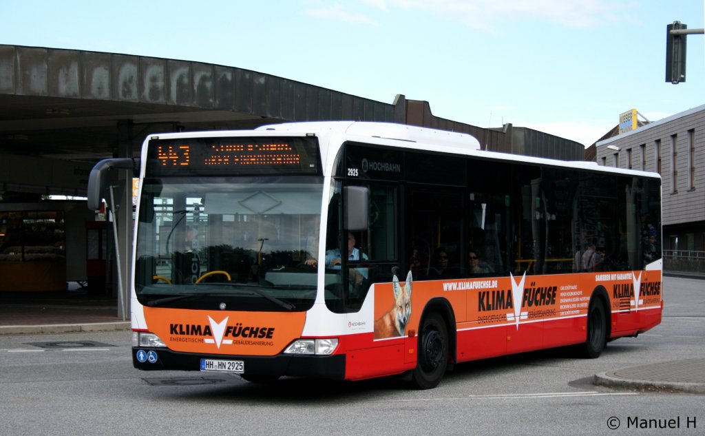 Hochbahn 2925 (HH HN 2925) macht Werbung für Klima Füchse.
Aufgenommen am ZOB Harburg, 21.8.2010.
