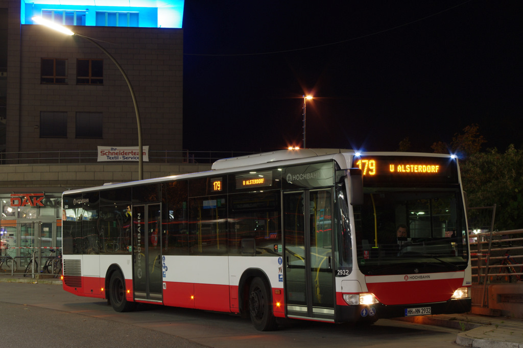 Hochbahn 2932 am 17.Oktober 2010 spt Abends auf der Busanlage Poppenbttel.