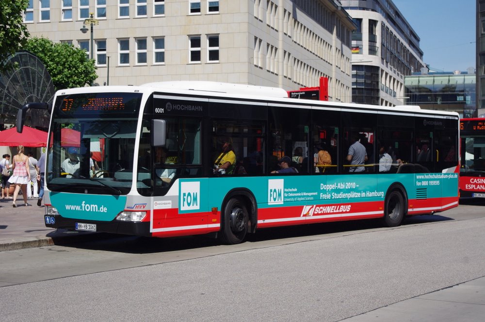 Hochbahn 6001 am 20.Juli 2010 auf der Linie 37 am Rathausmarkt