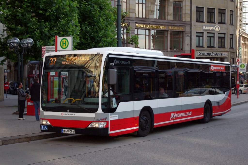 Hochbahn 6009 mit seinem neuen Schnellbus Schriftzug am Heck am 16.August 2010 am Rathausmarkt