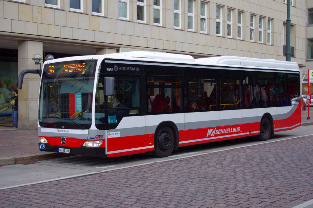 Hochbahn 6030 ist einer der beiden krzlich gelieferten Citaro LE er wird auf festen Plnen und Sonderfahrten eingesetzt.Hier ist er an seinem 2. Einsatztag auf der Linie 36 am Rathausmarkt.