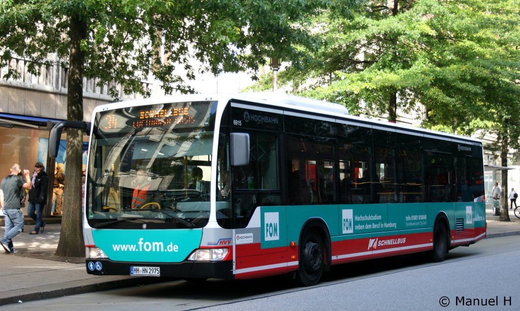 Hochbahn 6915 (HH HN 2975) mit Werbung fr FOM.
Aufgenommen auf der M am 2.9.2010.
Diese Werbung findet man in fast jeder Grostadt.