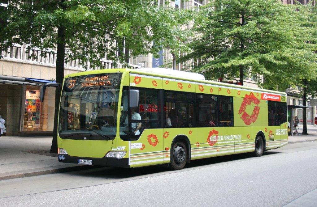 Hochbahn 6919 (HH HN 2979) macht Werbung fr Depot.
Hamburg Mnckebergstr. 17.6.2010.