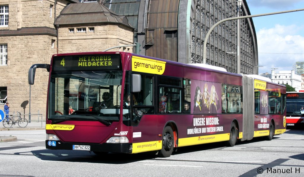 Hochbahn 7013 (HH WZ 822) mit Werbung fr Germanwings.
Aufgenommen am HBF, 2.9.2010.