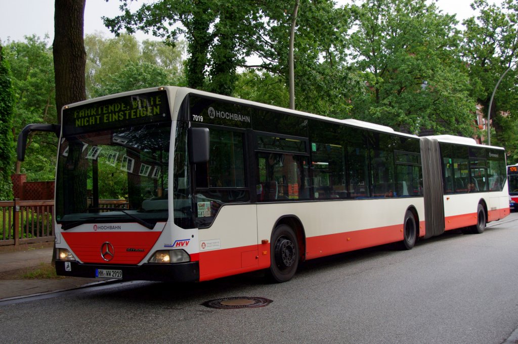 Hochbahn 7019 am 4.August 2010 am U Bf.Borgweg