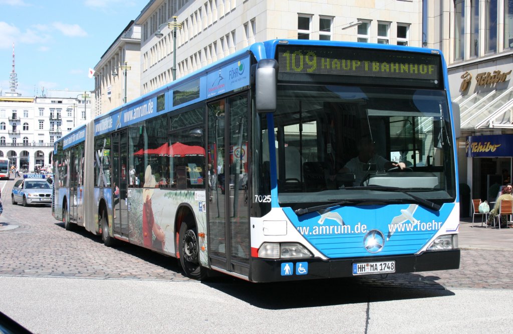 Hochbahn 7025 (HH MA 1748) macht Werbung fr Amrum.de
Hamburg Rathausmarkt, 17.6.2010.