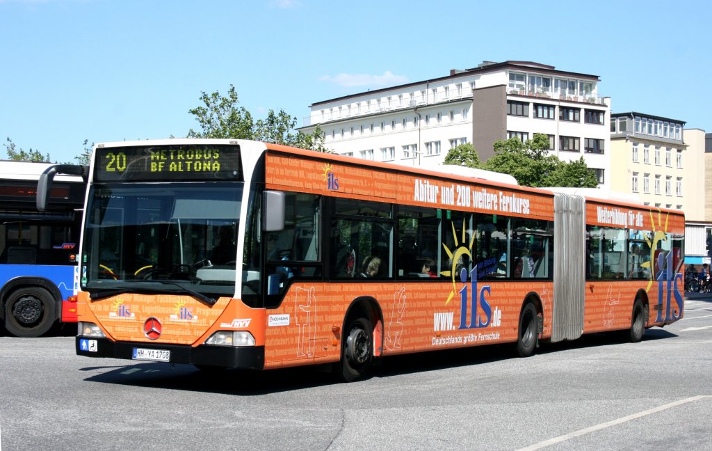 Hochbahn 7027 (HH YA 1708) mit Werbung fr ILS.
Hamburg Altona Bahnhof, 17.6.2010.