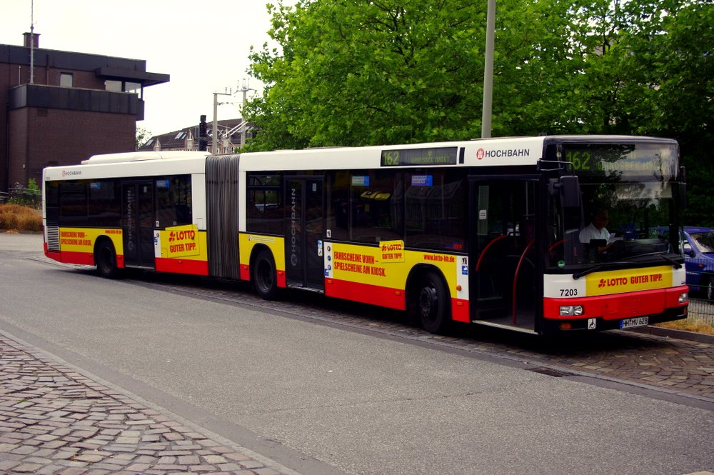 Hochbahn 7203 am 15.Juli 2010 am Bf.Rahlstedt
