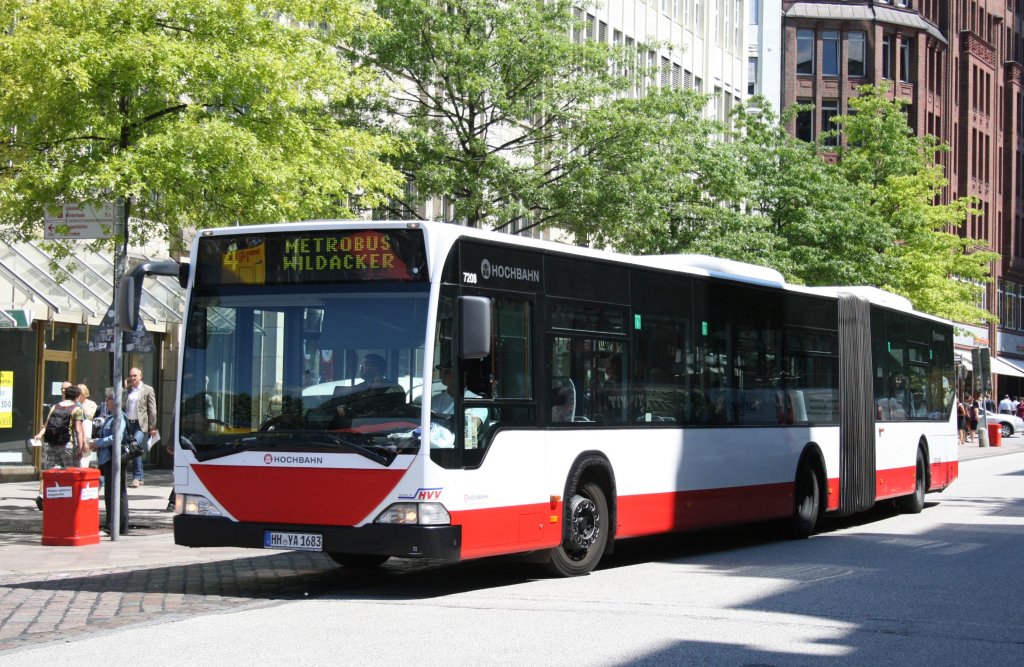 Hochbahn 7208 (HH YA 1683).
Hamburg Rathausmarkt, 17.6.2010.