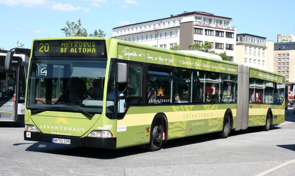 Hochbahn 7221 (HH EU 1390) macht Werbung für Laventehaus Hamburg.
Hamburg Altona Bahnhof, 17.6.2010.