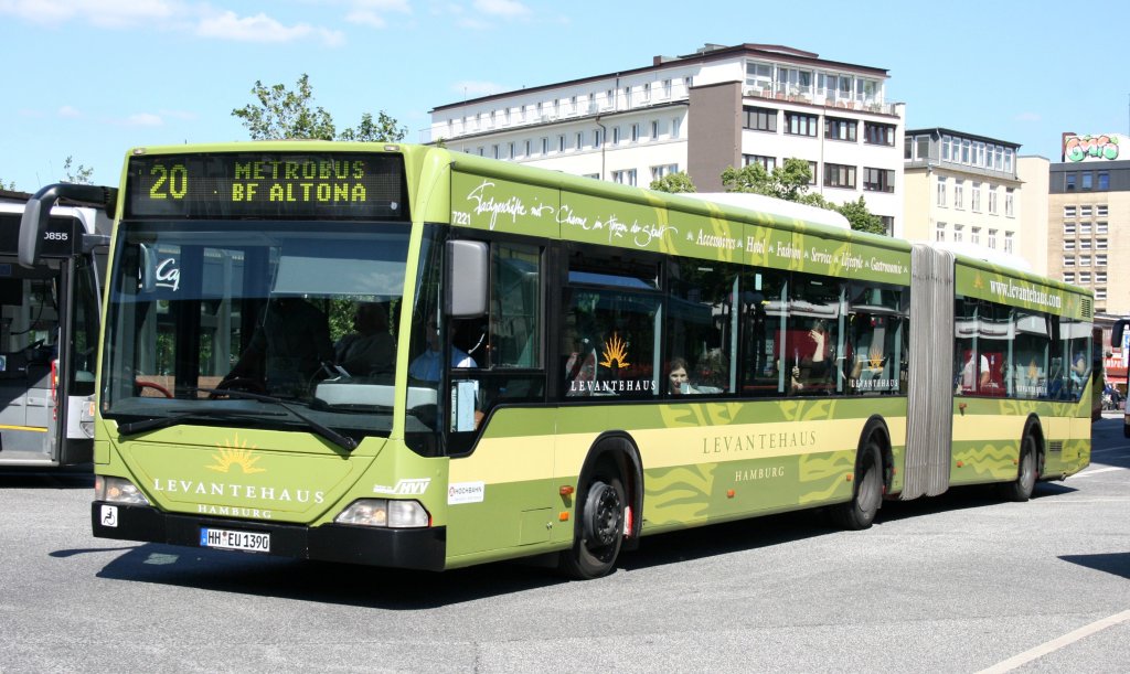 Hochbahn 7221 (HH EU 1390) macht Werbung fr Laventehaus Hamburg.
Hamburg Altona Bahnhof, 17.6.2010.