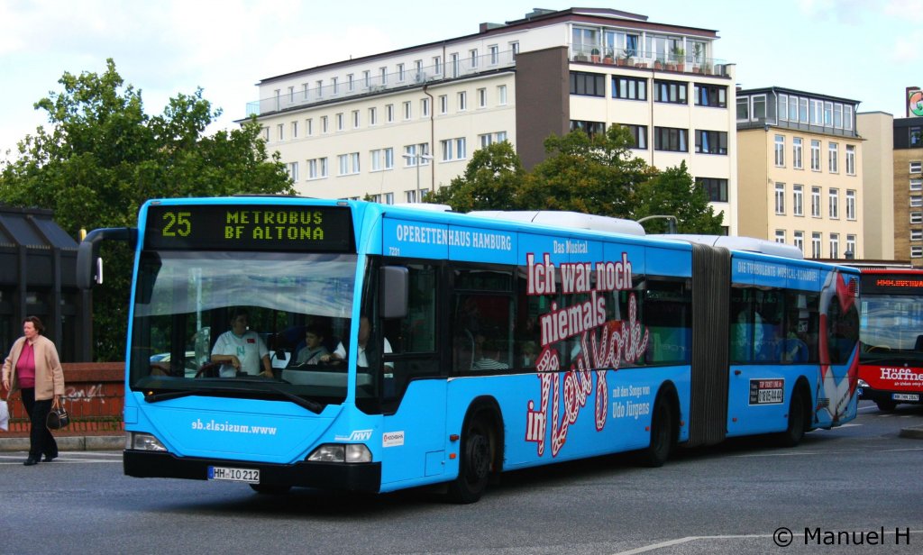 Hochbahn 7231 (HH IO 212) mit Werbung fr das Musical, Ich war noch nie in New York,.
Aufgenommen am ZOB Altona, 2.9.2010.