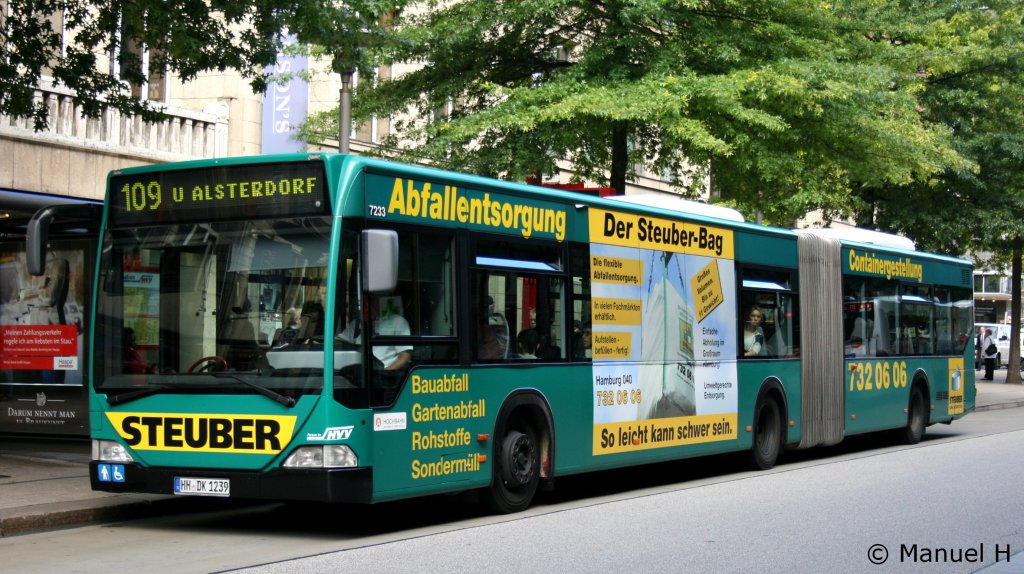 Hochbahn 7233 (HH DK 1239) mit Werbung fr Steuber.
Aufgenommen auf der M am 2.9.2010.
