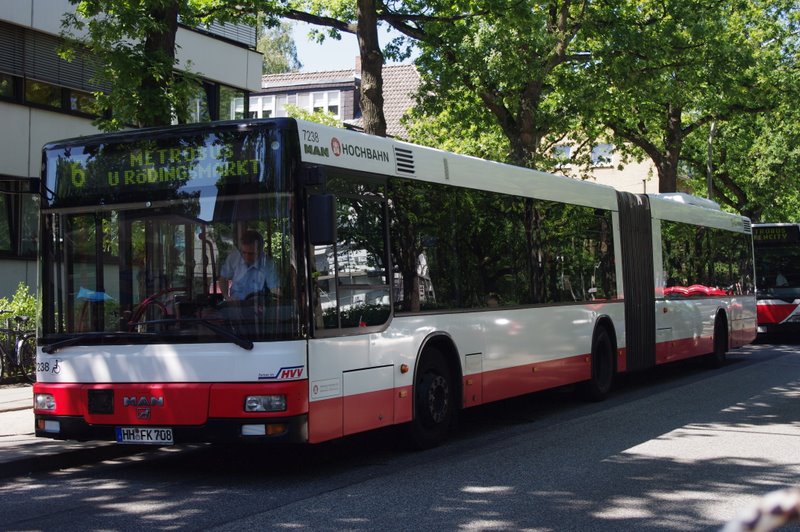 Hochbahn 7238 am 7.Juli 2010 in U Borgweg