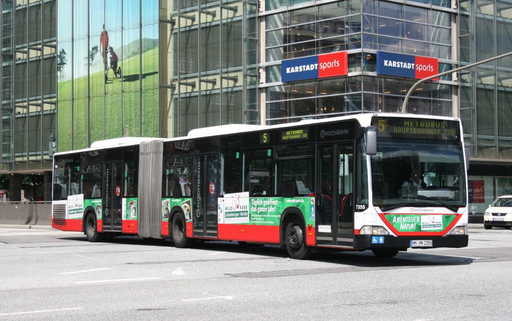 Hochbahn 7355 (HH HN 2355) macht Werbung fr den Wild Park Lneburger Heide.
Hamburg HBF, 17.6.2010.