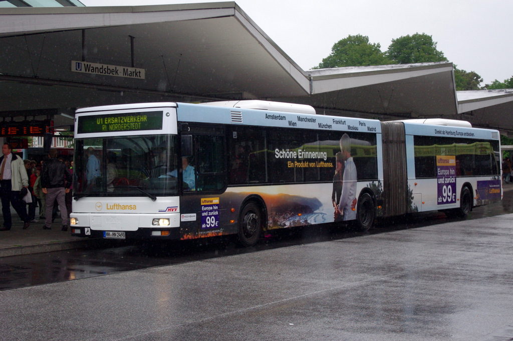 Hochbahn 7420 am 27.August 2010 mit dem U1 SEV auf der Busanlage Wandsbek Markt.
