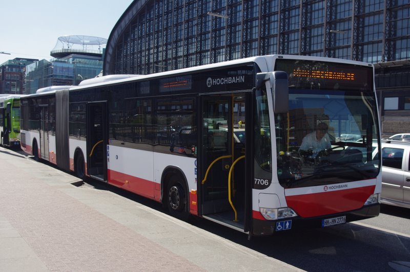 Hochbahn 7706 am 7.Juli 2010 am ZOB