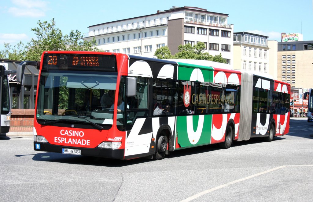 Hochbahn 7807 (HH HN 28379 macht Werbung für Casino Esplanade.
Hamburg Altona Bahnhof, 17.6.2010.