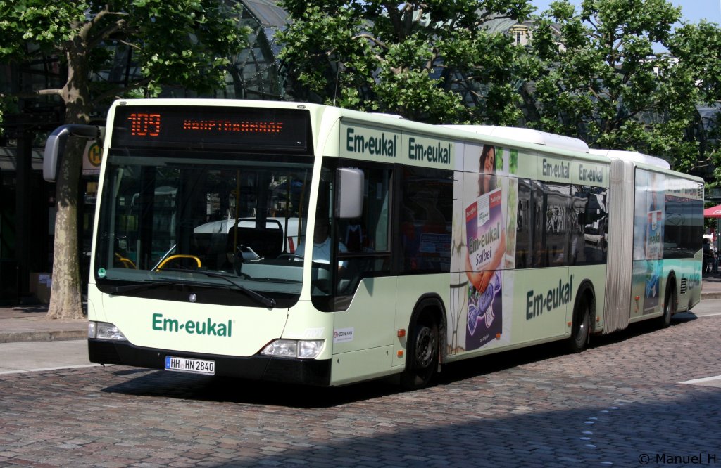 Hochbahn 7810 (HH HN 2840) macht Werbung fr Em-Eukal.
Hamburg Rathausmarkt, 3.7.2010.