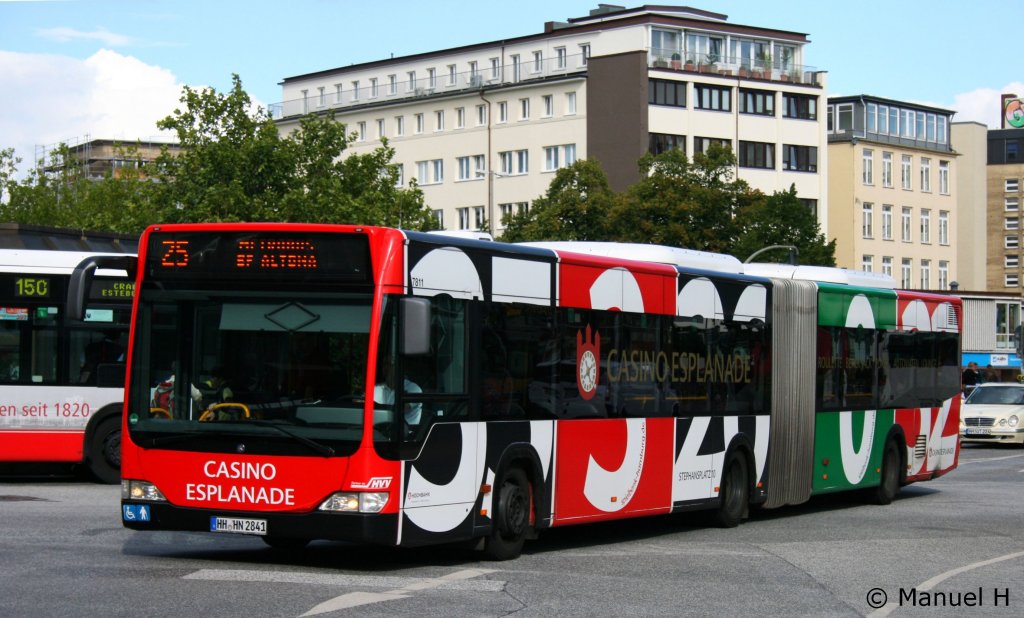 Hochbahn 7811 (HH HN 2841) mit Werbung fr Casino Esplanade.
Aufgenommen am ZOB Altona, 2.9.2010.