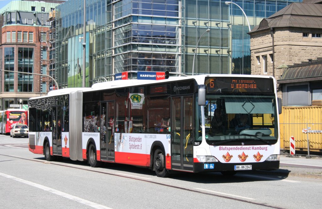 Hochbahn 7817 (HH HN 2847) macht Werbung fr den Blutspendedienst Hamburg.
Hamburg HBF, 17.6.2010.