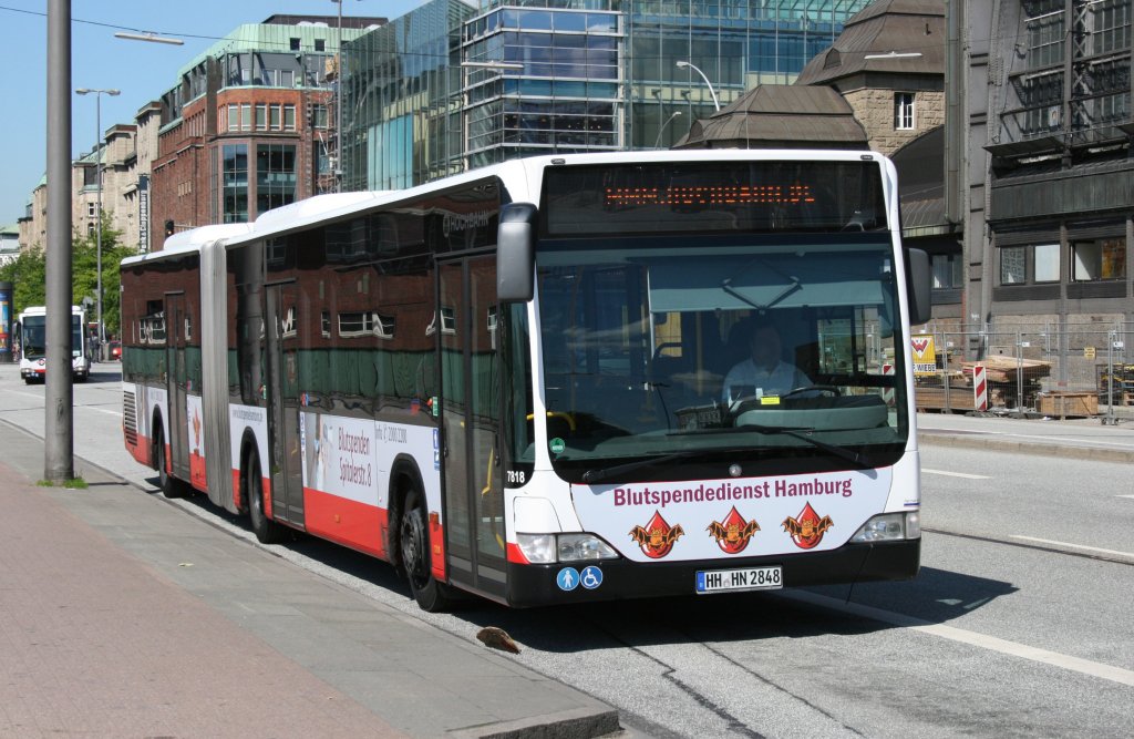 Hochbahn 7818 (HH HN 2848) macht Werbung fr den Blutspendedienst Hamburg.
Hamburg HBF, 17.6.2010.