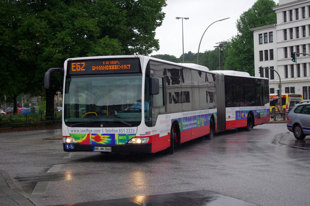 Hochbahn 7838 am 27.August 2010 auf der Linie E62 auf der Busanlage Wandsbek Markt.