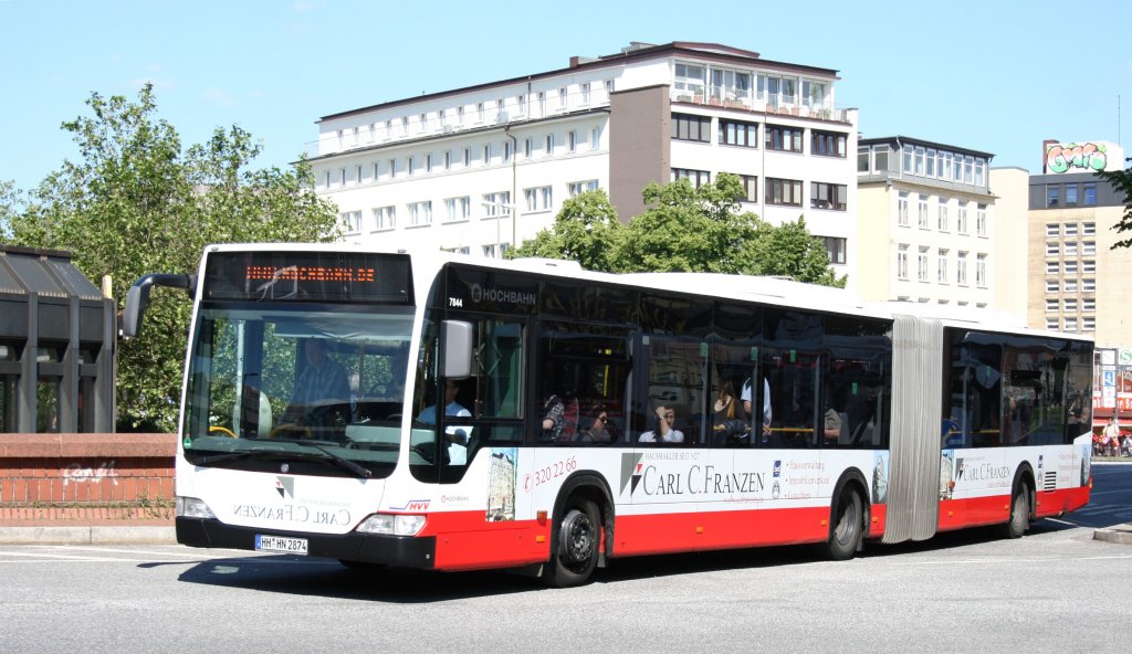 Hochbahn 7844 (HH HN 2874) mit Werbung fr Carl C.Franzen Hausmakler.
Hamburg Altona Bahnhof, 17.6.2010.