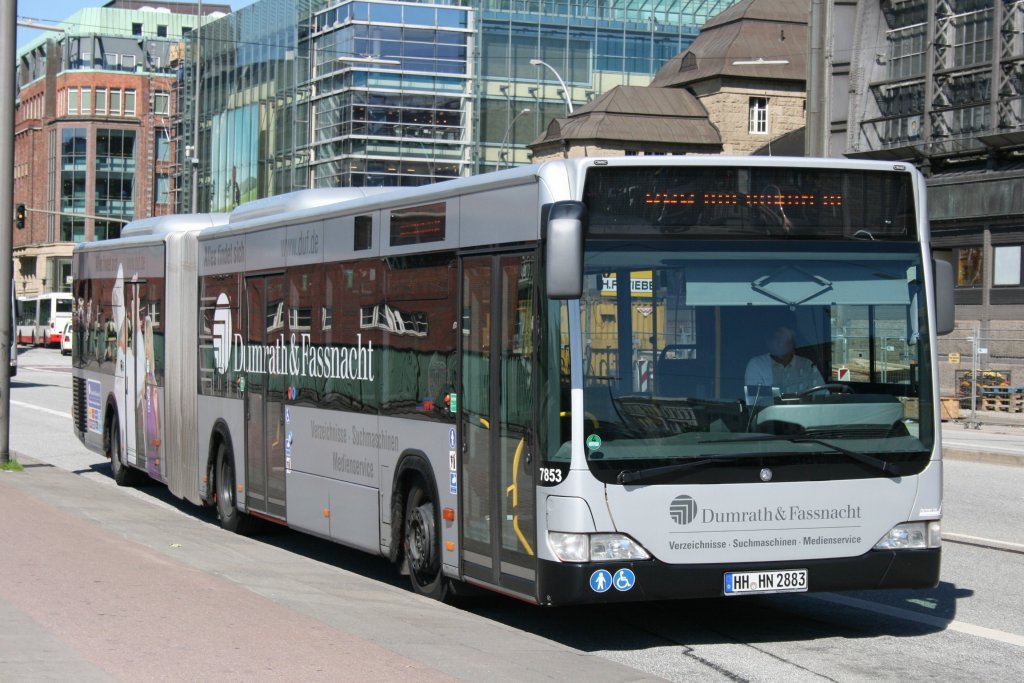 Hochbahn 7853 (HH HN 2883) macht Werbung fr Dumrath und Fassnacht.
Hamburg HBF, 17.6.2010. 