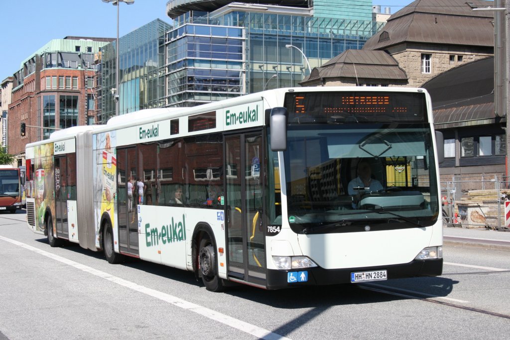 Hochbahn 7854 (HH HN 2884) macht Werbung fr Em-eukal.
Hamburg HBF, 17.6.2010.