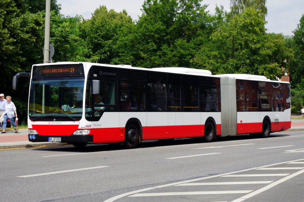 Hochbahn 7901 am 13.Juli 2010 in U/S Barmbek. Der Wagen fhrt schon mit dem neuen Kassiergert EFAD 2 