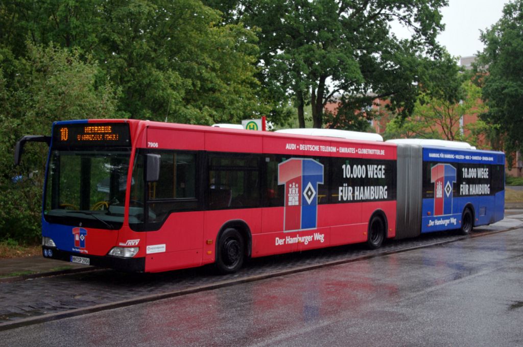 Hochbahn 7906 mit Werbung fr den Hamburger Weg am 28.Juli 2010 an der Glatzer Stae