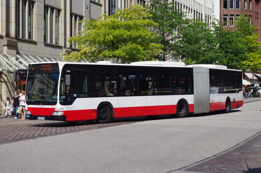 Hochbahn 7920 am 7.Juli 2010 am Rathausmarkt