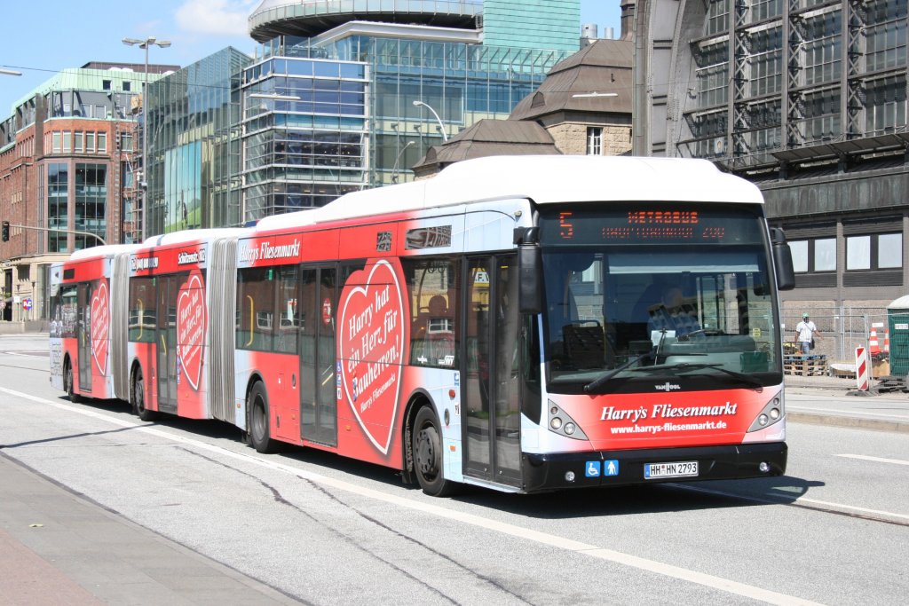 Hochbahn 8713 (HH HN 2793) macht Werbung fr Harrys Fliesenmarkt.
Hamburg HBF, 17.6.2010.