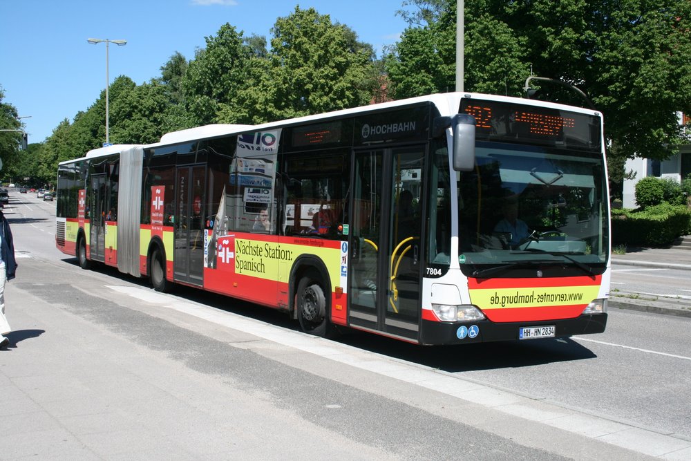 Hochbahn Schlenki 7804(hat vor zwei Jahren Lagerfeuer gespielt konnte aber gerettet werden) am 16.Juni 2010 auf der Linie 192 am Langenhorner Markt. 