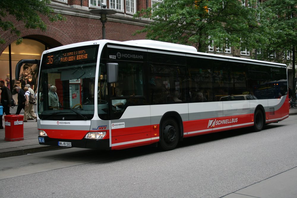 Hochbahn Schnellbus 6022 am 14.Juni 2010 in der Mnckebergstr.