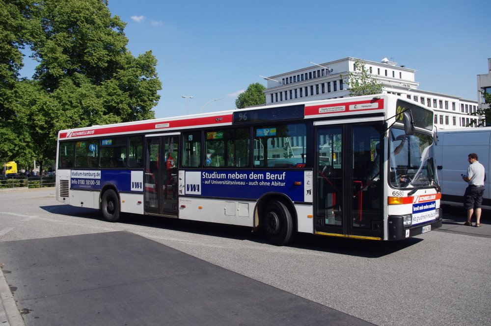 Hochbahn Schnellbus 6580 (Bj.94) am 13.Juli 2010 in Wandsbek Markt