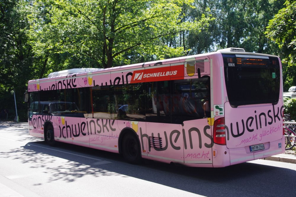 Hochbahn Schnellbus mit der Nummer 6906  Miss Piggie  am 7.Juli 2010 in U/S Ohlsdorf