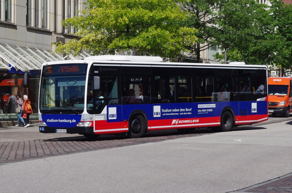 Hochbahn Schnellbus mit der Nummer 6909 am 7.Juli 2010 am Rathausmarkt
