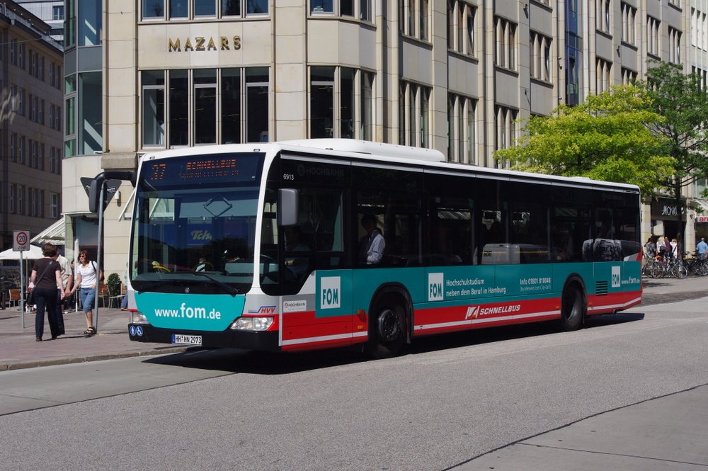 Hochbahn Schnellbus mit der Nummer 6913 am 7.Juli 2010 am Rathausmarkt
