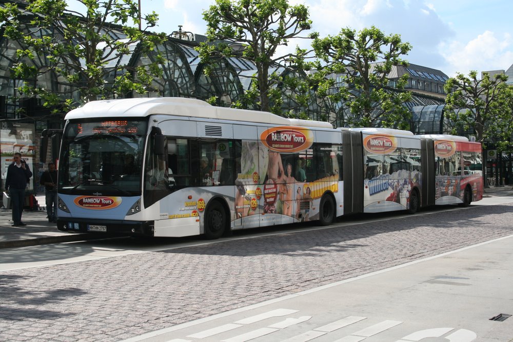 Hochbahn Van Hool AGG 300 mit der Nummer 8707 und POP Werbung fr Rainbow Tours am 21.Juni 2010 am Rathausmarkt