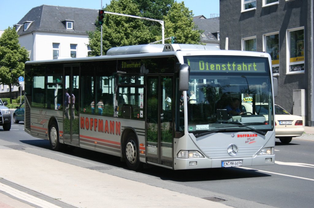 Hoffmann Reisen (EN MH 6696) fhrt im Auftrag der Rheinbahn in Velbert.
Velbert, 11.6.2010.