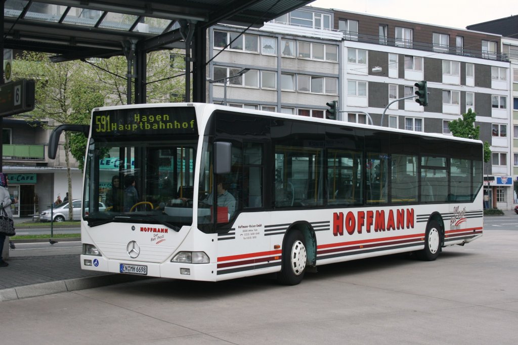 Hoffmann Reisen (EN MH 6698) steht hier am HBF Hagen mit der Linie 591.
8.5.2010
