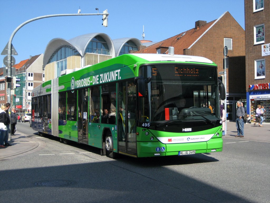 Hybridgelenkbus der Fa. HESS.
Gesehen am 2.05.2012 in Lbeck, am Kohlmarkt/ Wahmstr..
Wagen 495 des  Stadtverkehr Lbeck  auf der Linie 5
Richtung Eichholz.