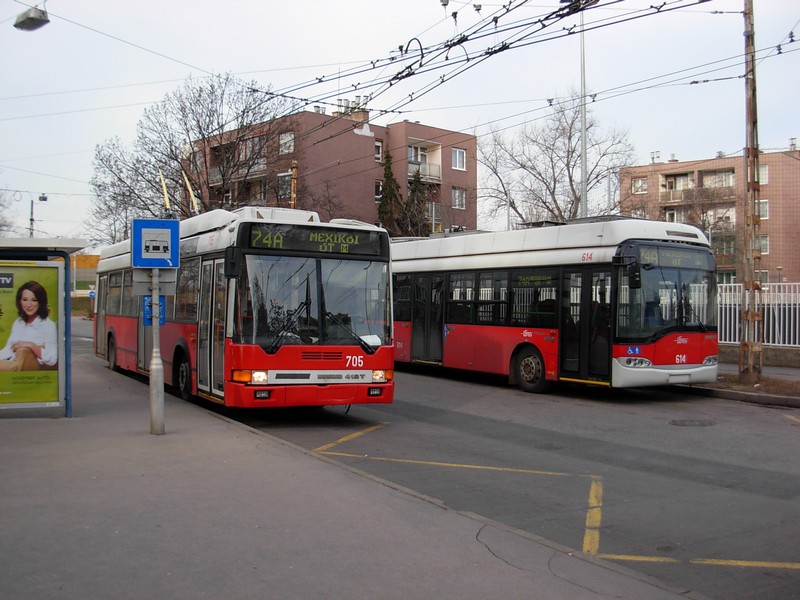 Ikarus 412T und Solaris (Ganz-koda) Trollino 12, BKV Budapest #705 und #614, 8.01.2013, Csktornya park, Budapest.