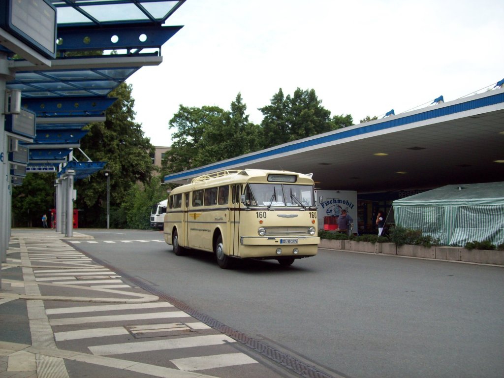 Ikarus 66 der Dresdner Verkehrsbetriebe im Busbahnhof Chemnitz 24.07.10
