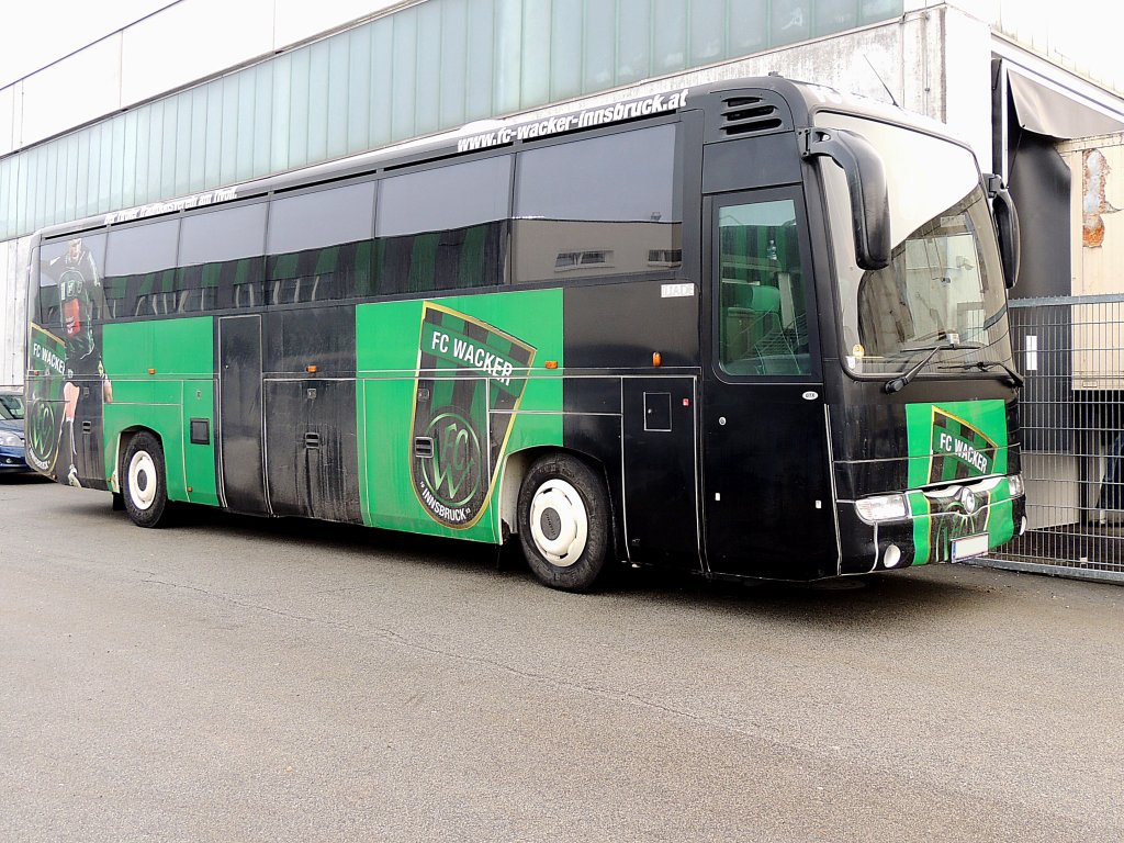 Iliade, Mannschaftsbus des FC-WACKER-Innsbruck,steht vor der  Keine-Sorgen-Arena  in Ried, und wird die Burschen nach der 3:0 Niederlage wieder nach Hause bringen; 130216