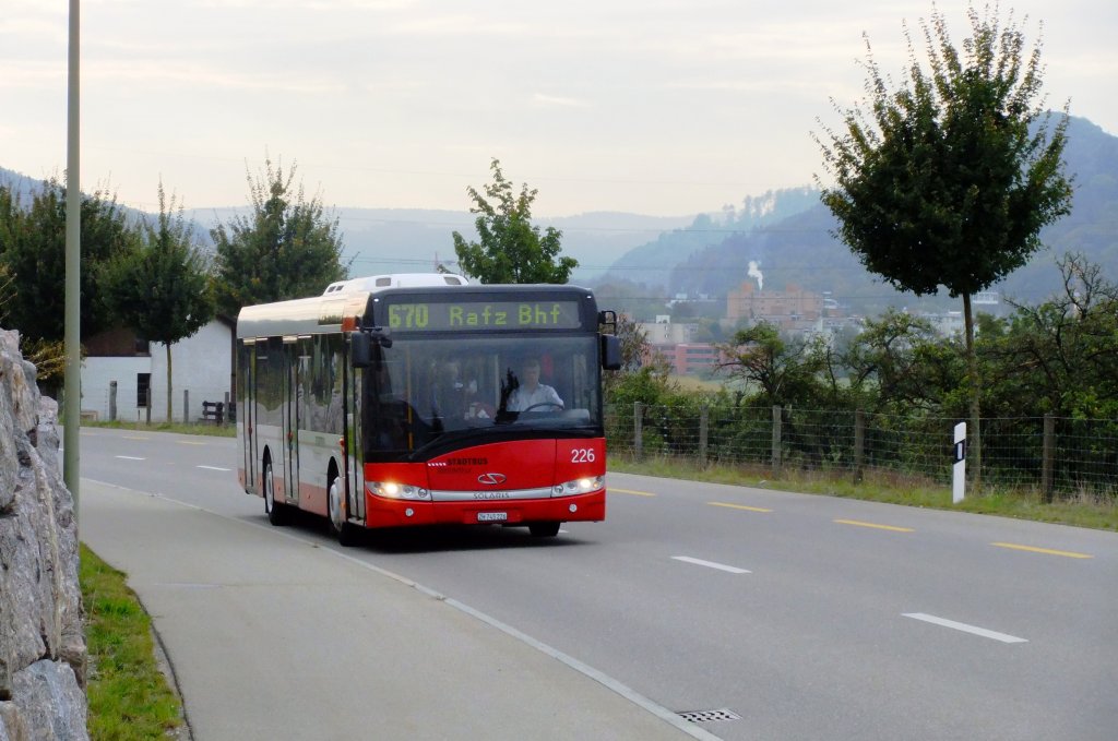 Im Gegenzug zu den Postautoleistungen auf der Linie 665 gelangen regelmssig Stadtbusse nach Rafz, beispielsweise auf dem Kurs 8:43 ab Winterthur. Am 29.9.2010 war Wagen 226 eingeteilt, einer der drei Dreitrer mit berlandausrstung. Aufnahme in Haltenreben. 