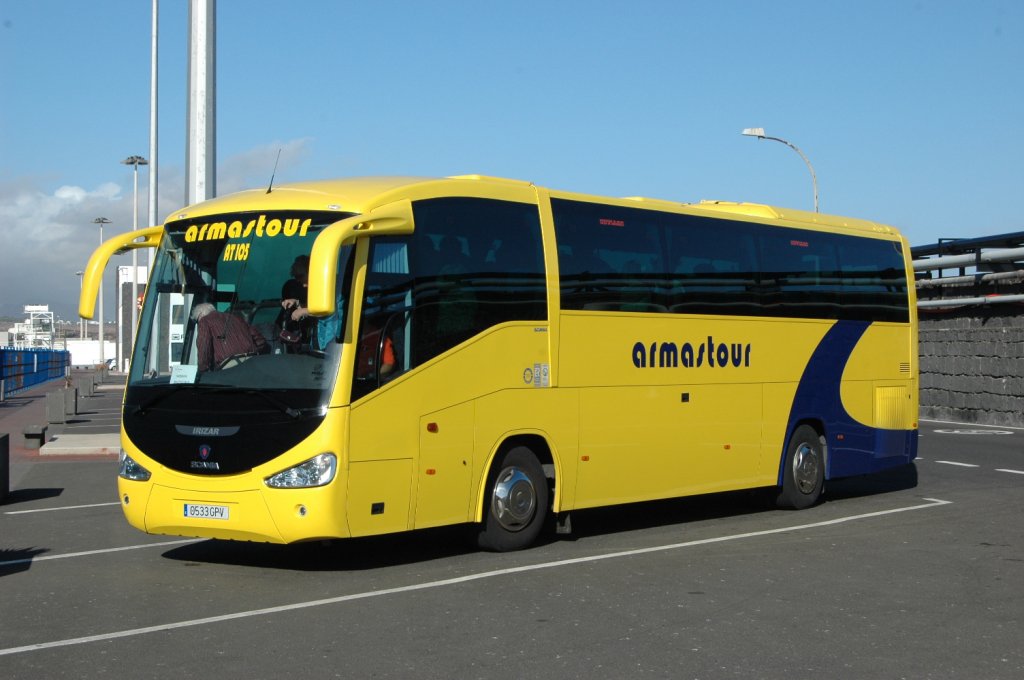 Im Hafen von Arrecife/Lanzarote ein Reisebuss Typ Scania Irizar. Gesehen am 09.12.2010.