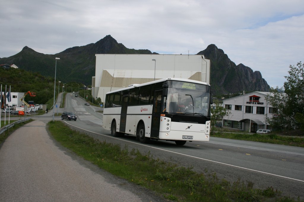 Im  Lokalverkehr  zwischen Svolvaer, Kabelvag und Henningsvaer kommt tagsber ein verkrzter Volvo/Vest B6B zum Einsatz. Aufnahme am 29.6.2010 in Svolvaer. 